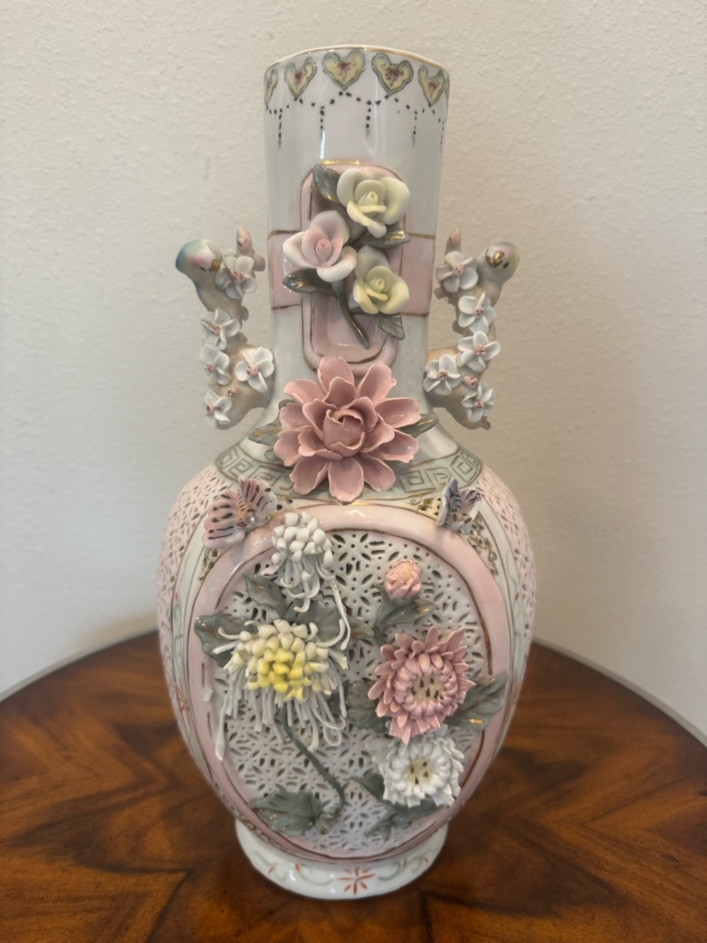 Beautiful vintage Chinese reticulated vase with birds, butterflies and flowers - Picture 4 of 16